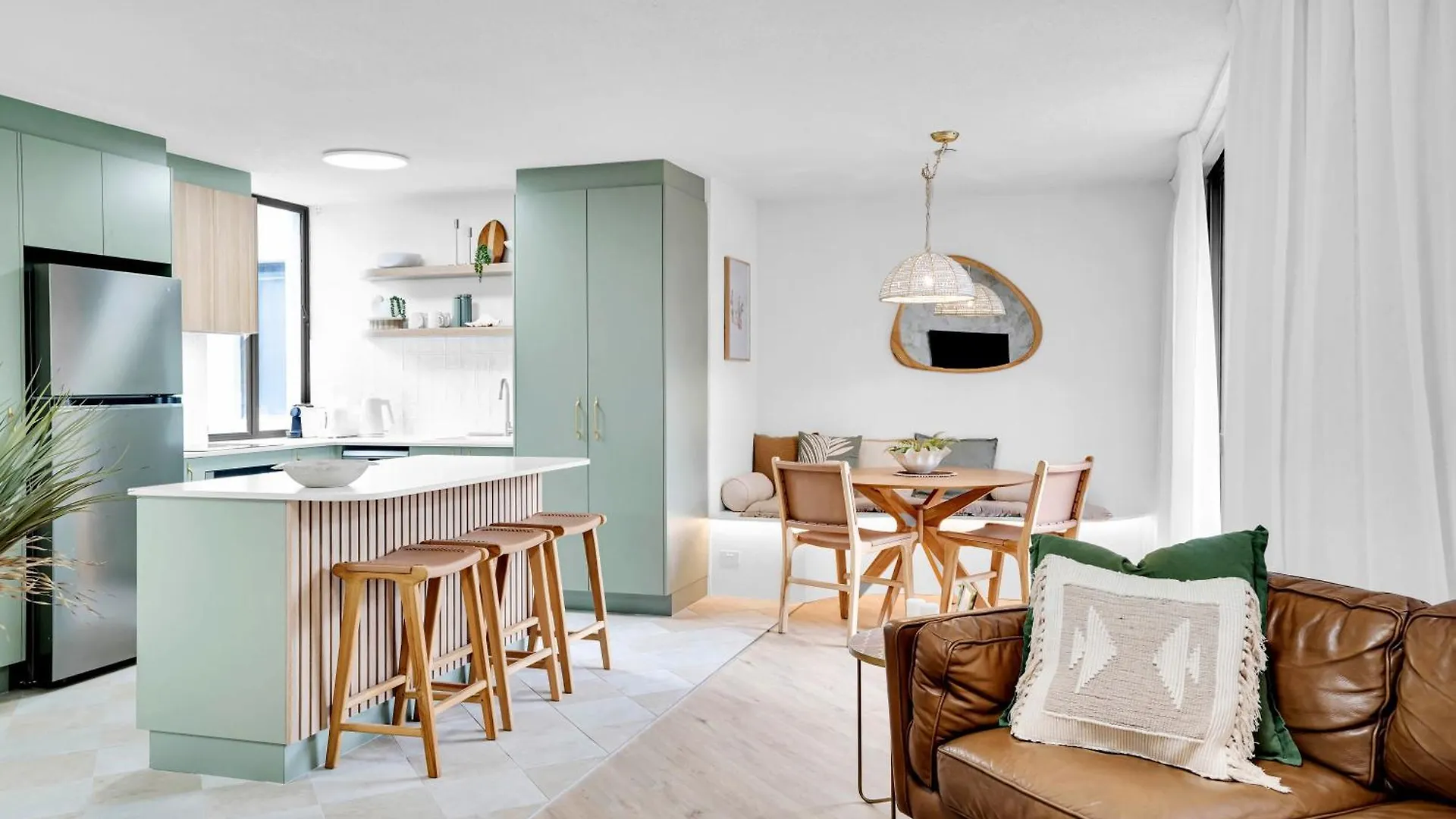 Beachfront Beauty Apartment Alexandra Headland