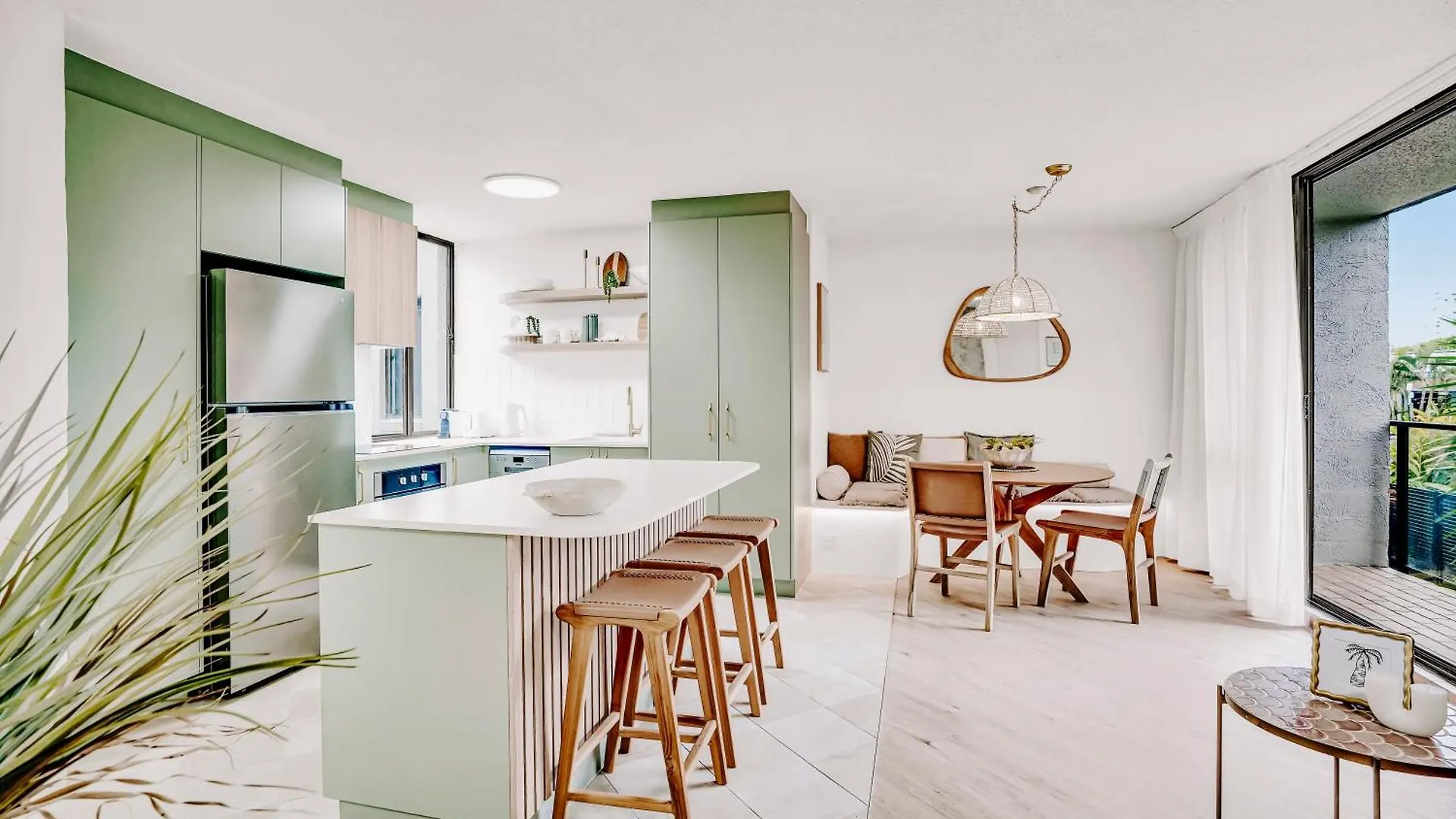 Beachfront Beauty Apartment Alexandra Headland